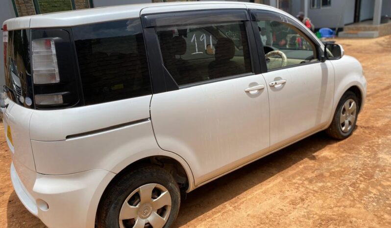 
								Toyota Sienta full									