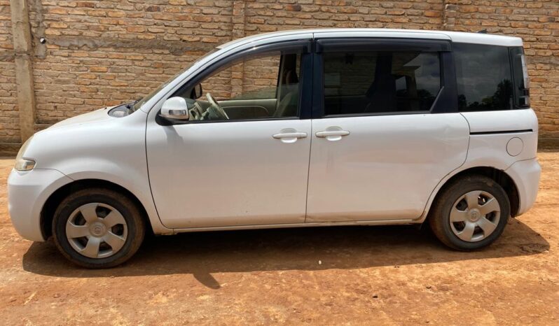 
								Toyota Sienta full									