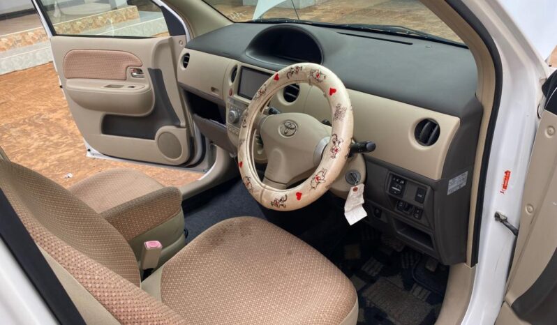 
								Toyota Sienta full									