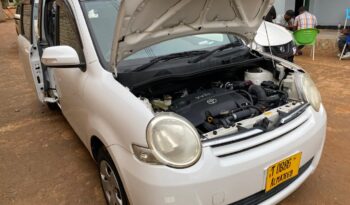 
										Toyota Sienta full									
