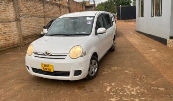 
										Toyota Sienta full									