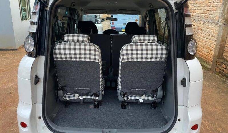 
								Toyota Sienta full									