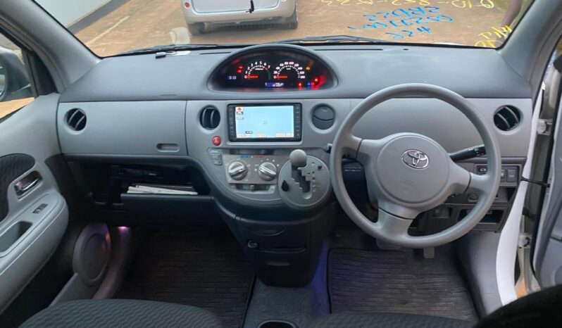 
								Toyota Sienta full									